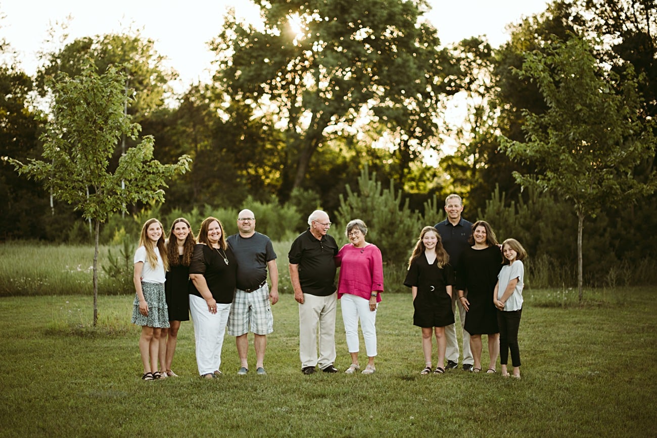 How to pose large families in small spaces | Frankfort IL family photo