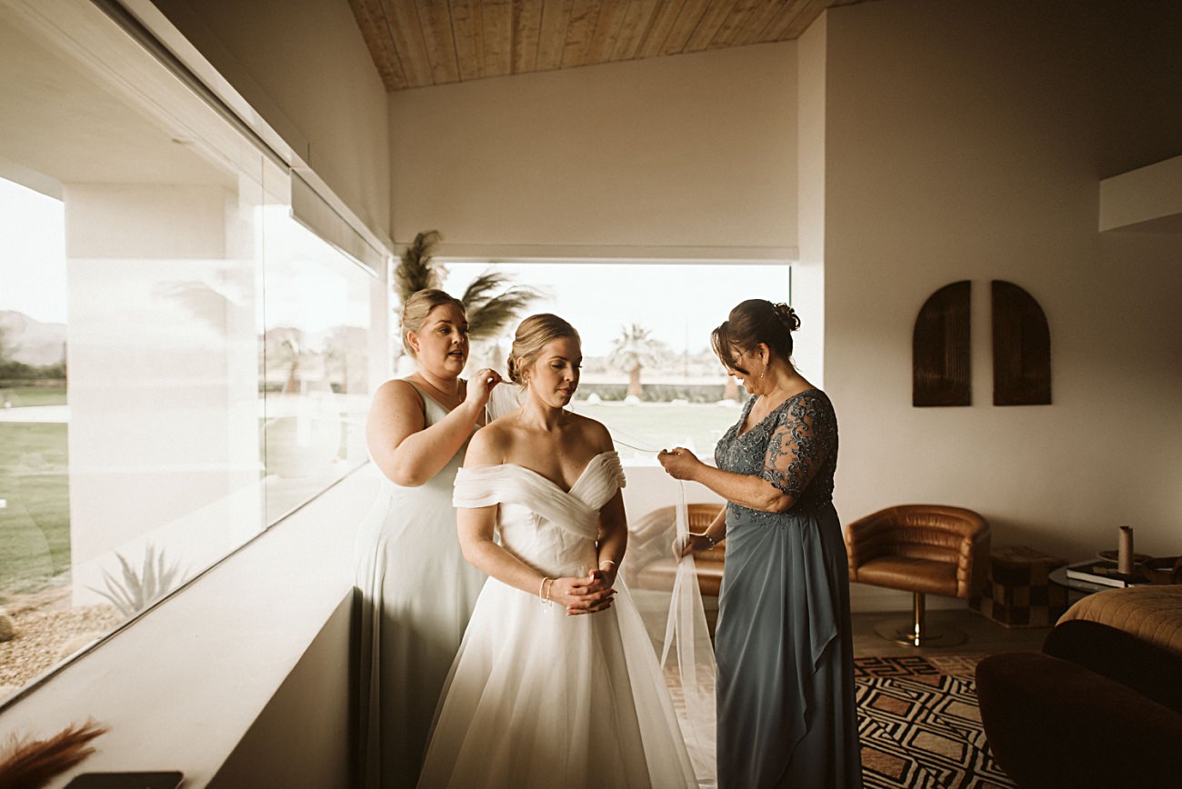 getting ready photos, airbnb wedding inspiration