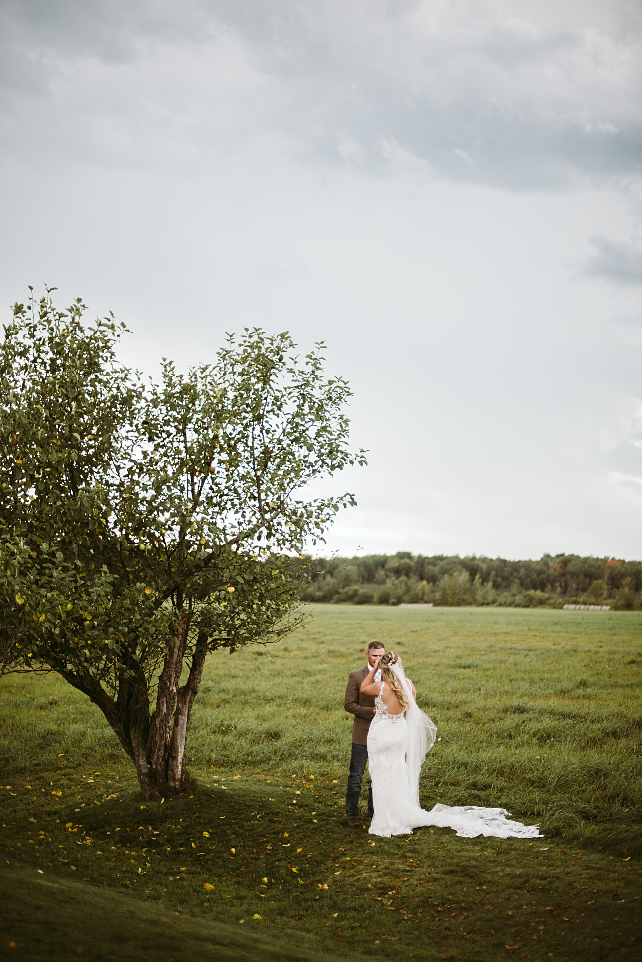 1st look photos on a rainy wedding day