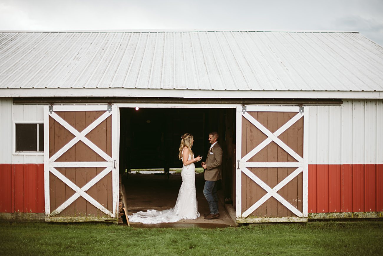 1st look photos on a rainy wedding day