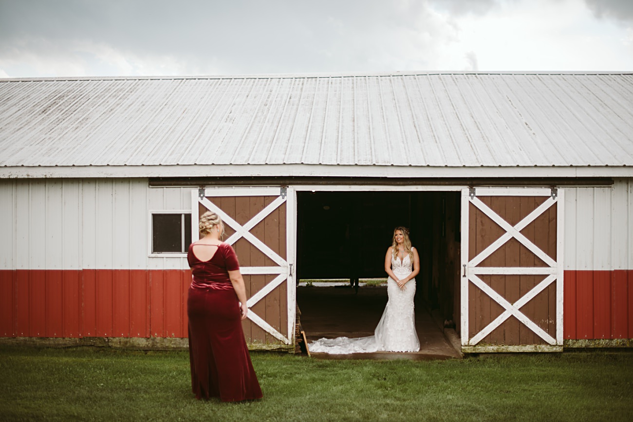 1st look photos on a rainy wedding day